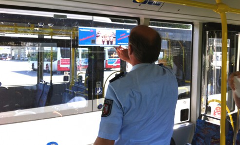 Seitenscheibenplakat der Polizei NRW am Bus Seitenscheibenplakat der Polizei NRW am Bus
