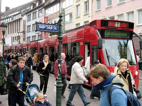 Werbung auf Straßenbahn in Freiburger Innenstadt