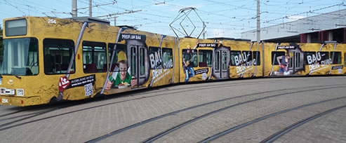  Vollansicht Straßenbahn-Werbung
