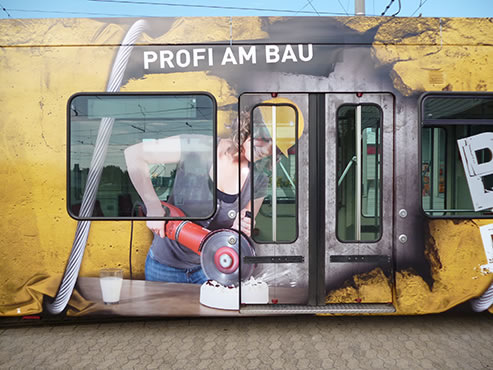  Detailansicht der Werbung auf der Straßenbahn