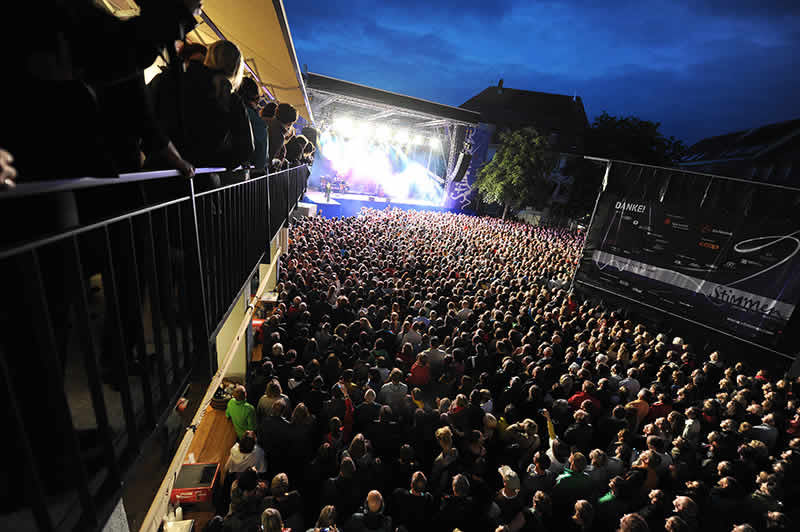 Konzertbesucher am Marktplatz Lörrach