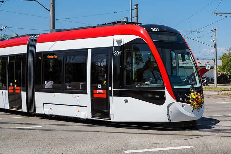 Schiffmann begrüßt den Urbos in Freiburg