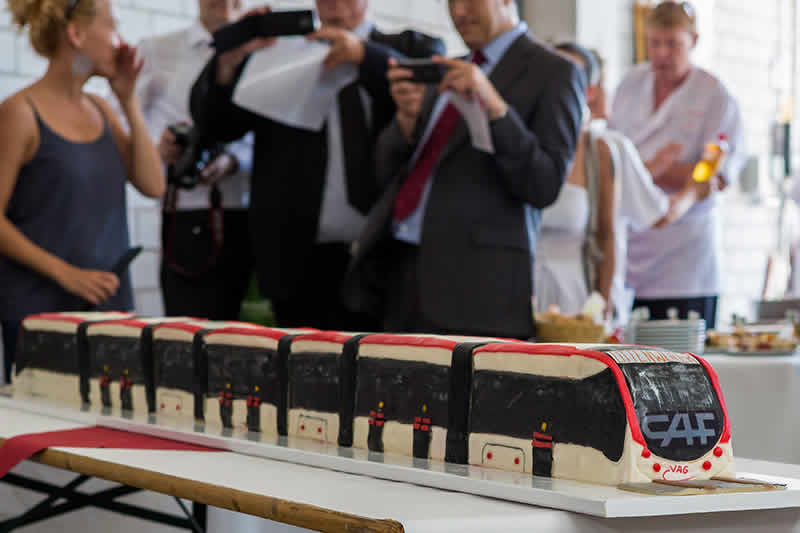 Modell der Straßenbahn Urbos als Kuchen zur Begrüßung in Freiburg