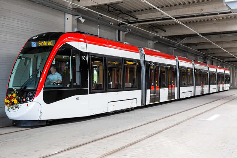 Die erste Fahrt der neuen Urbos-Straßenbahn der VAG Freiburg