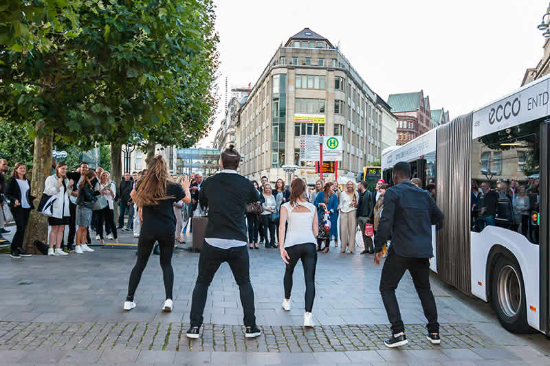 Dance-Einlage von Team Recycled vor dem ECCO-Store Hamburg
