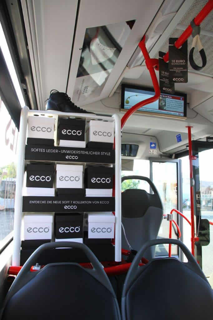 Regal mit Schuhkartons und Schuhen im VHH-Bus