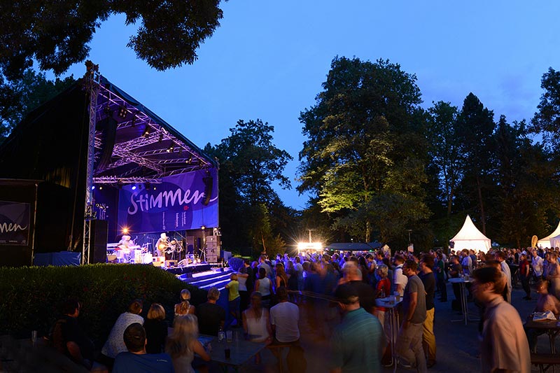 Rosenfelspark Lörrach nachts mit Publikum beim Stimmen Festival