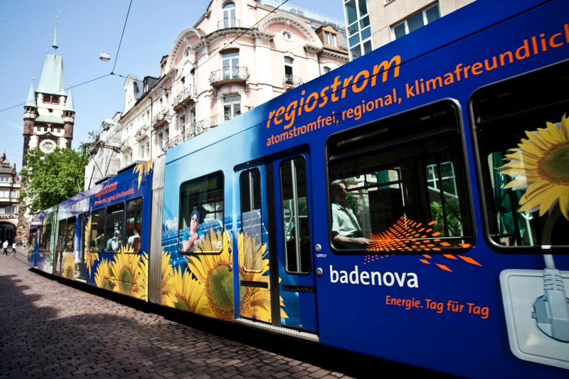 Straßenbahn mit badenova-Werbung