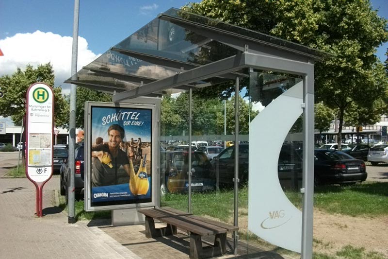 Fahrgastunterstand Freiburg mit Orangina-Werbung