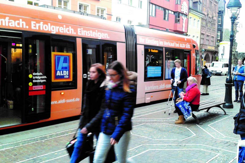 Urbos freiburg Aldi-Werbung auf Straßenbahn