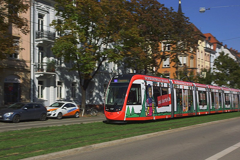 Werbung auf einer Straßenbahn