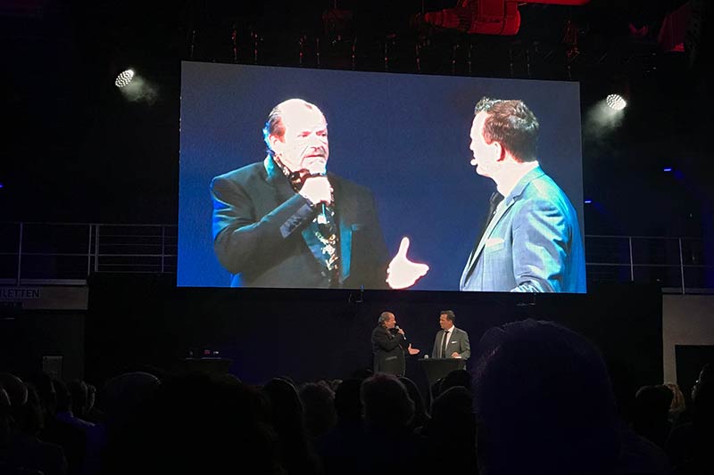 Bühnenfoto mit Veranstalter und Gastgeber Thomas Assenmacher