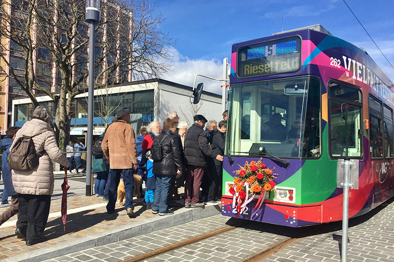 Neue Linie 5 in Freiburg: Straßenbahn mit Blumenschmuck