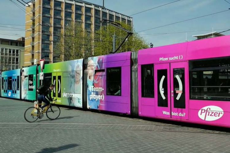 Werbung von Pfizer auf vollständig gestalteter Straßenbahn in Freiburg