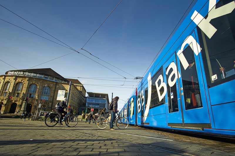  Straßenbahn mit Werbung der BB Bank in Freiburg  Nähe Stadttheater