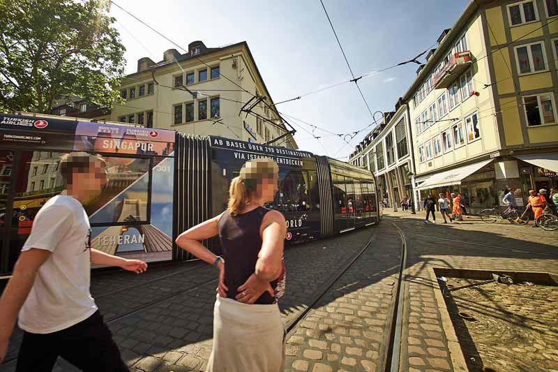 Straßenbahn mit Werbung in Freiburg
