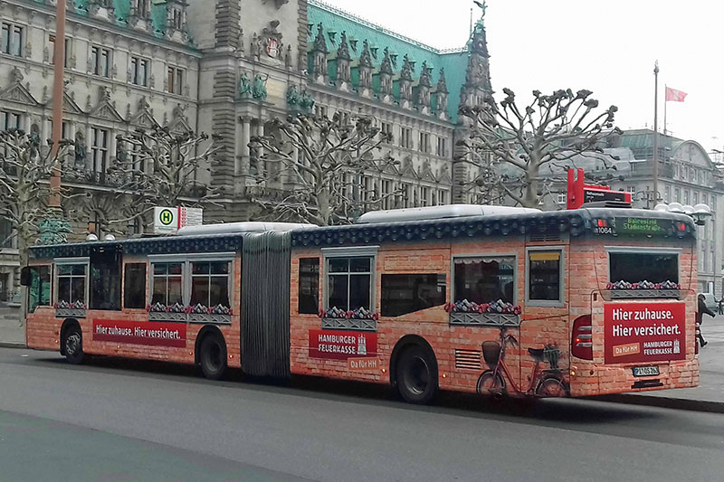  Nahverkehrsbus mit Werbung in Hamburg