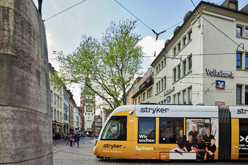Straßenbahn mit Ganzgestaltung Werbung Stryker