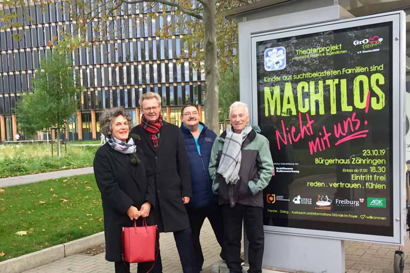CLP-Plakat vom Theaterprojekt Machtlos mit 4 Personen im Vordergrund