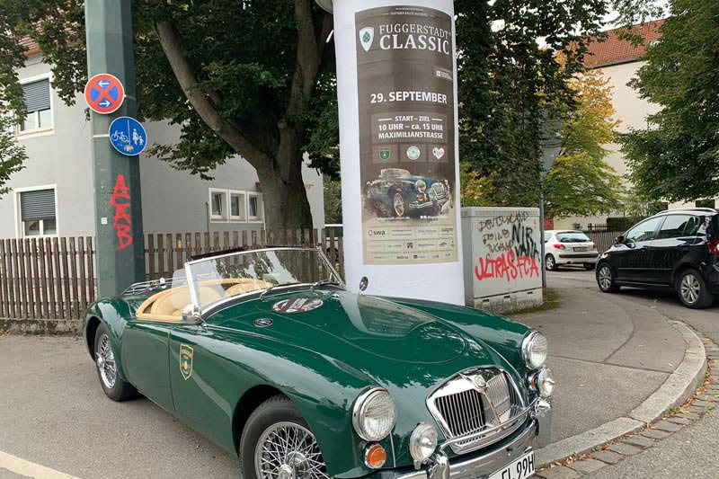 Außenwerbung: Oldtimer vor Ganzsäule/Litfaßsäule