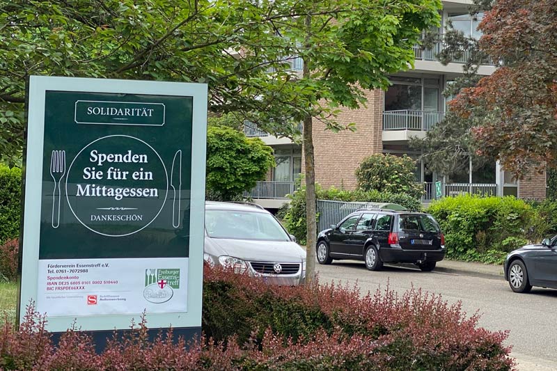 „Spenden Sie für ein Mittagessen“ – Plakat für Essenstreff Freiburg von Schiffmann gesponsert