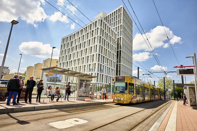 Plakatwerbung: Fahrgastunterstand an Straßenbahnhaltestelle in Freiburg-Westarkaden, Haltestelle Berliner Allee