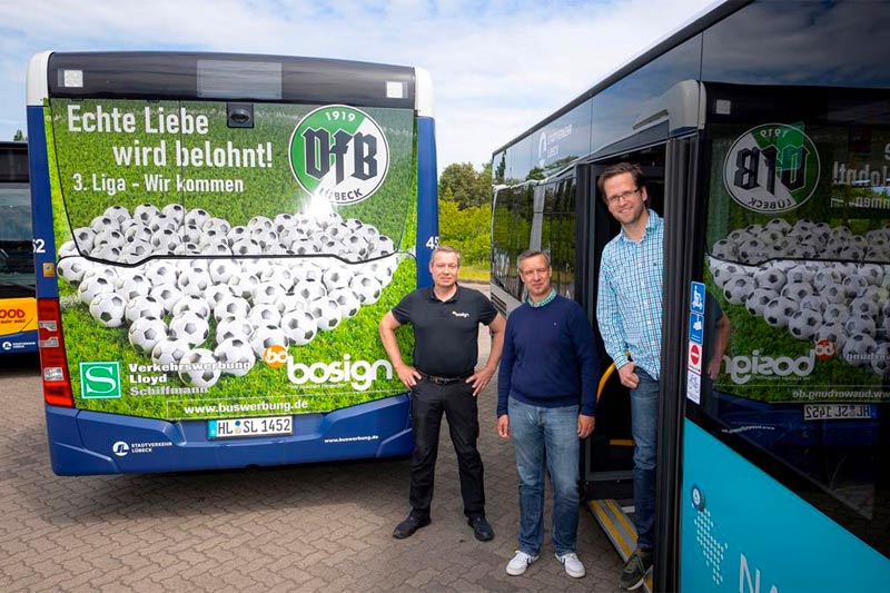 v.l.: Carsten Boock (Bosign Folientechnik), Frank Peters (Lloyd Schiffmann Verkehrswerbung) und Florian Moeller (VfB Lübeck) – Foto: 54 GRAD