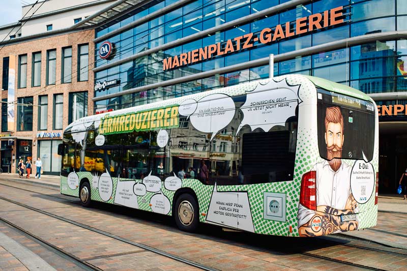 Bus mit GanzgestaltungDer verkehrsmittelwerbung in Schwerin
