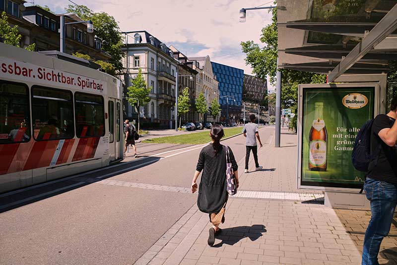Straßenbahn und Fahrgastunterstand in Freiburg im Breisgau