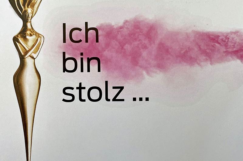 PlakaDiva 2021: goldene Gewinnerfigur mit dem Claim 'Ich bin stolz …'