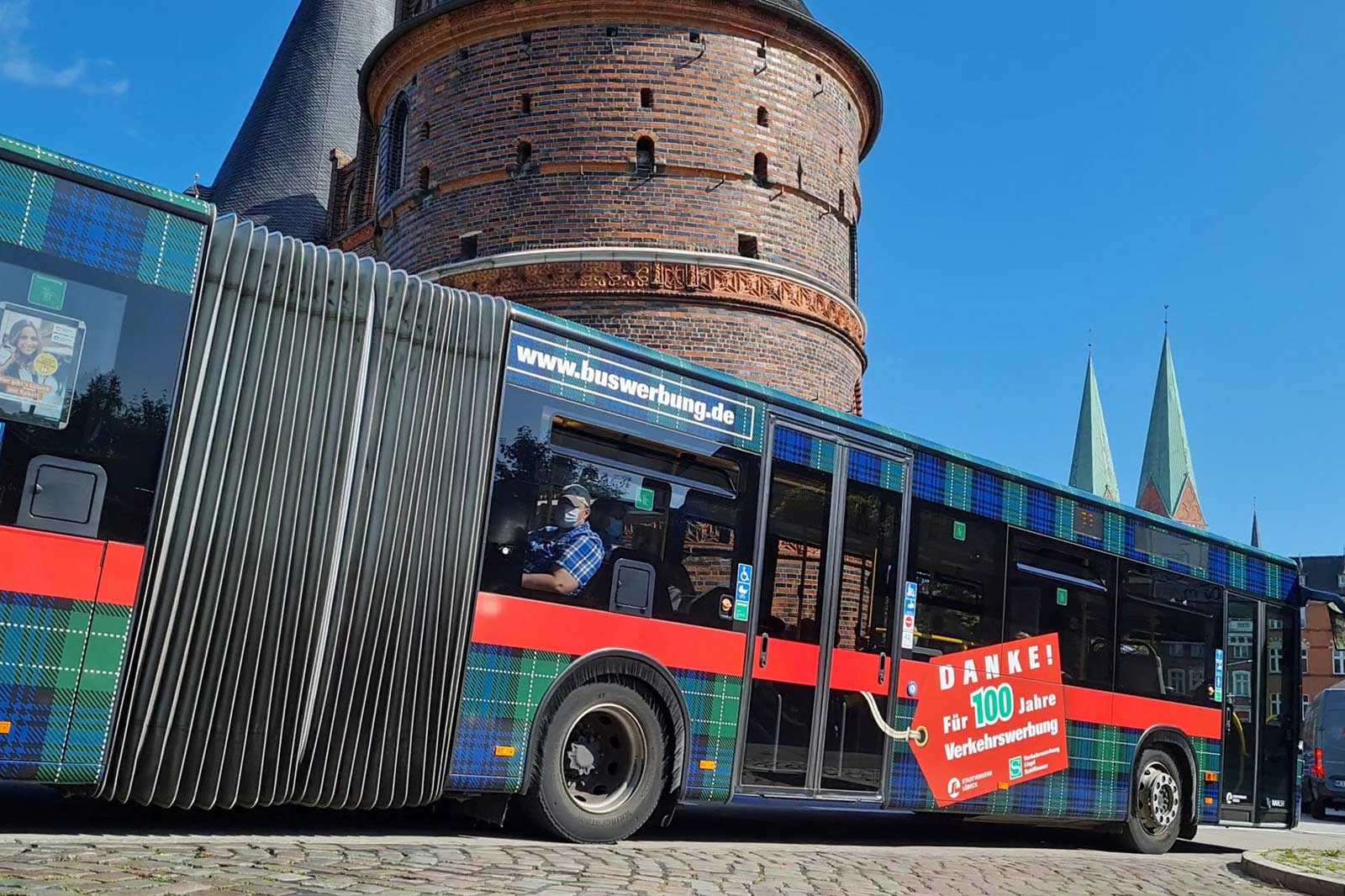Buswerbung auf dem Jubiläumsbus in Lübeck