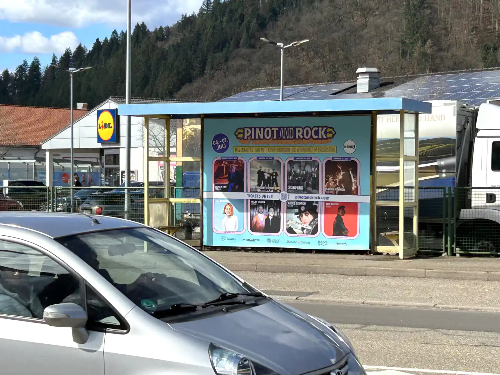 Festival-Werbung als City-Light-Poster in einem Fahrgastunterstand