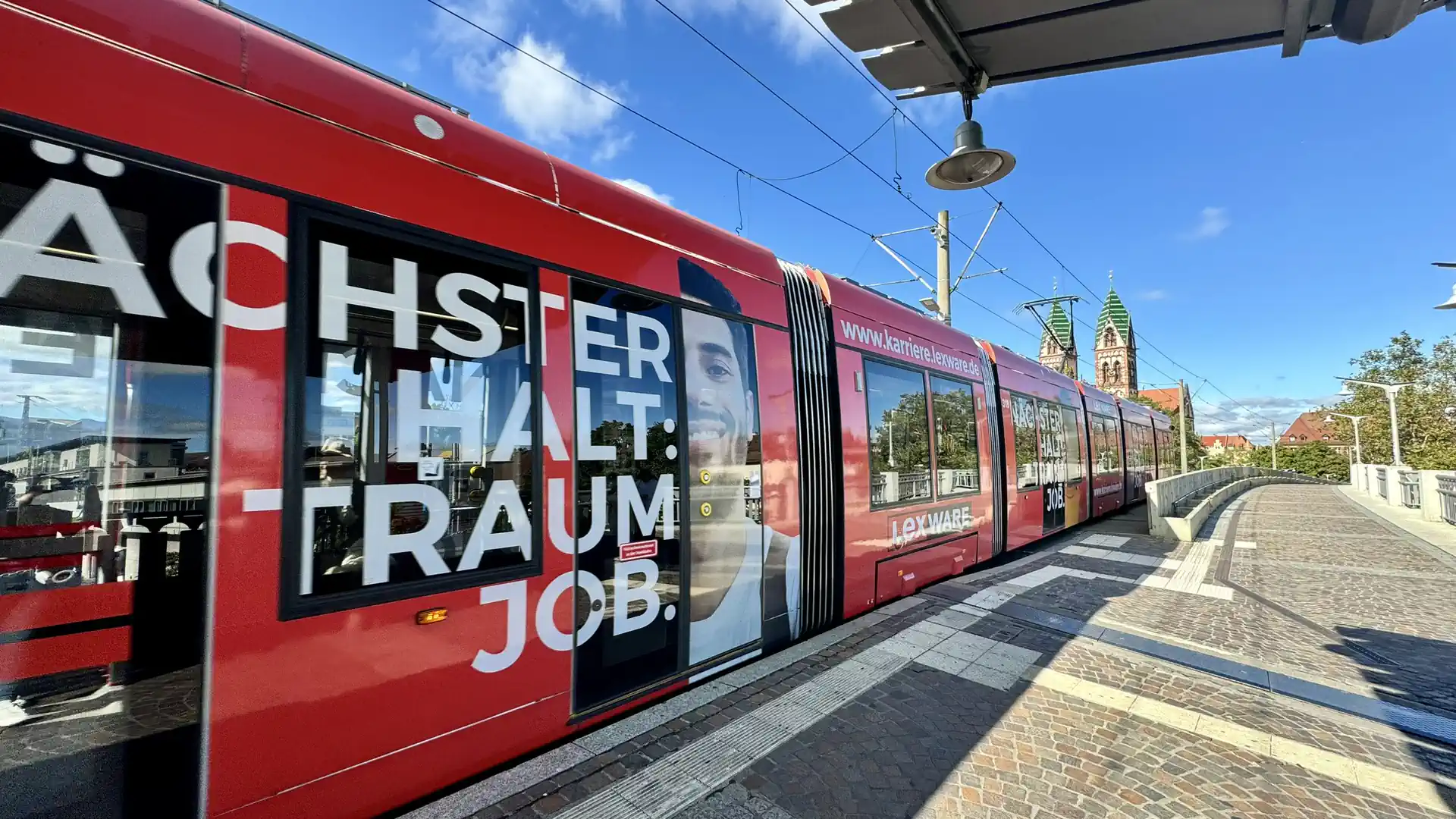 Lexware-Werbung auf einer Straßenbahn