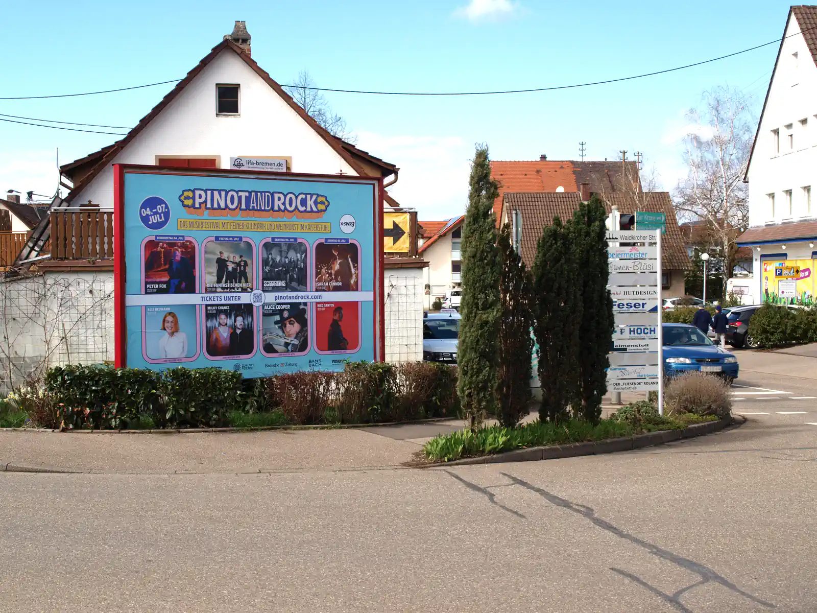 Festival-Werbung auf City-Star-Anlage auf privatem Grundstück in Freiburg