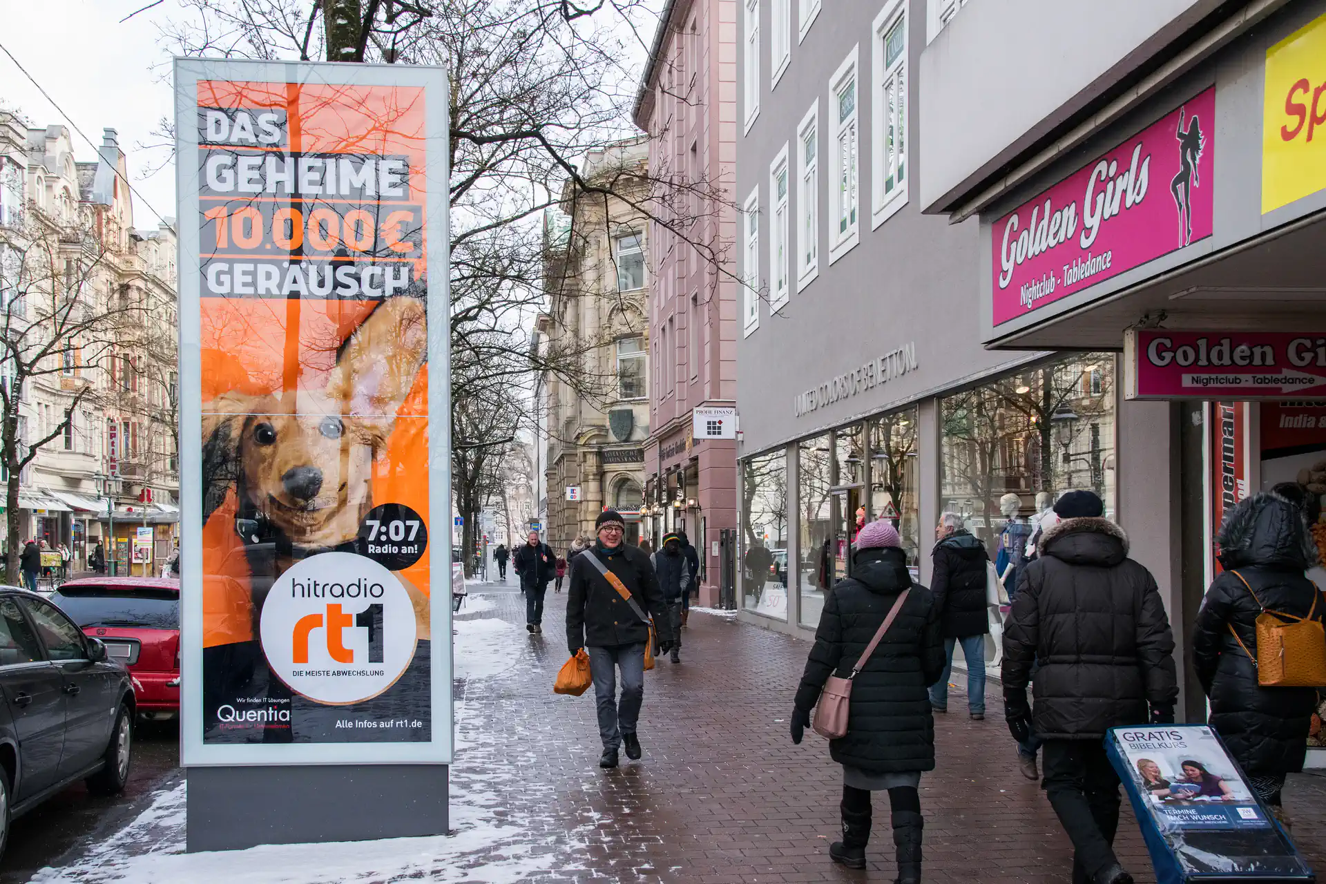 Hitradio-rt1-Werbung auf City-Light-Poster am Bahnhof
