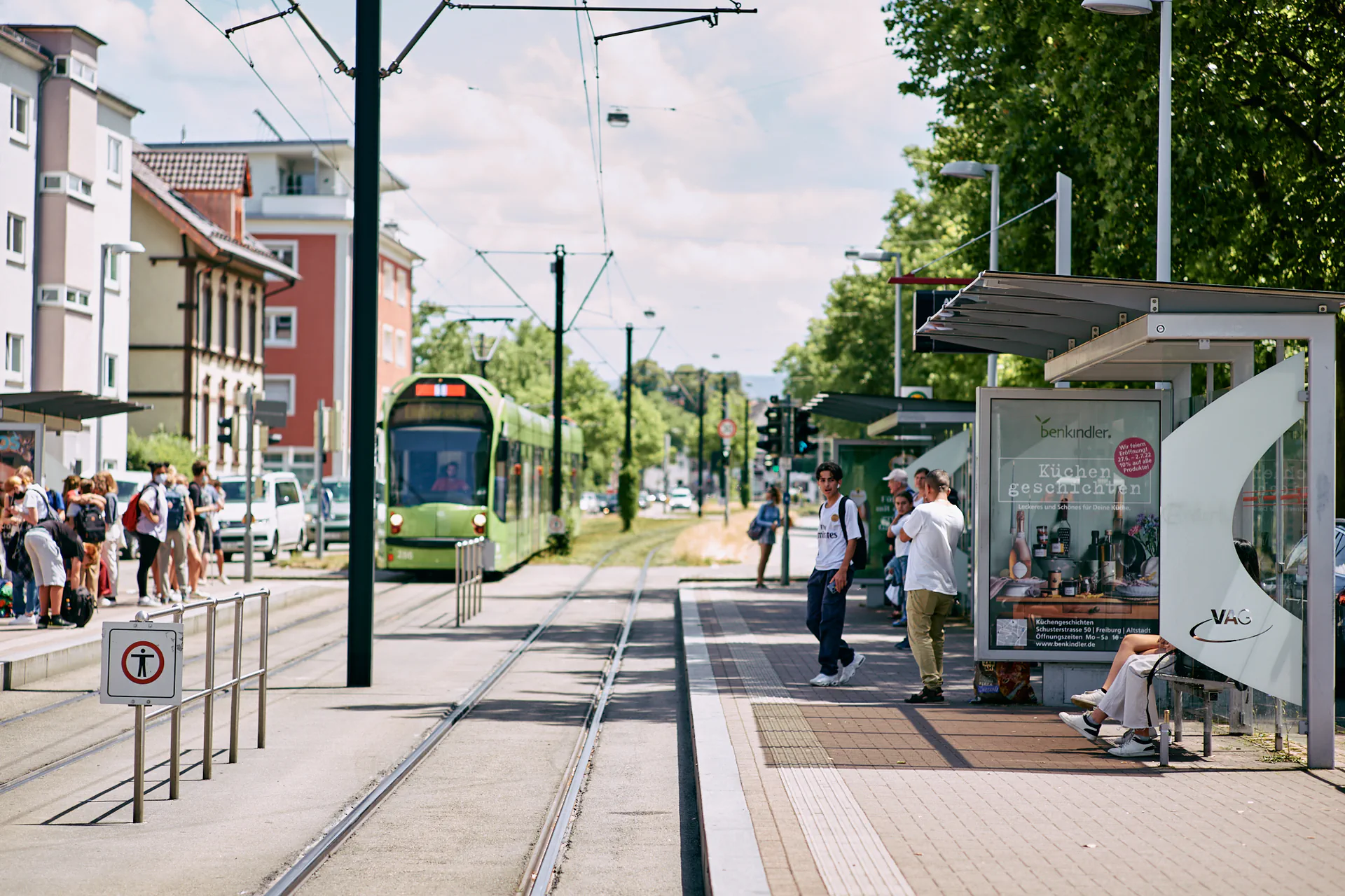 Werbung von Ben Kindler auf City-Light-Poster im Fahrgastunterstand in Freiburg