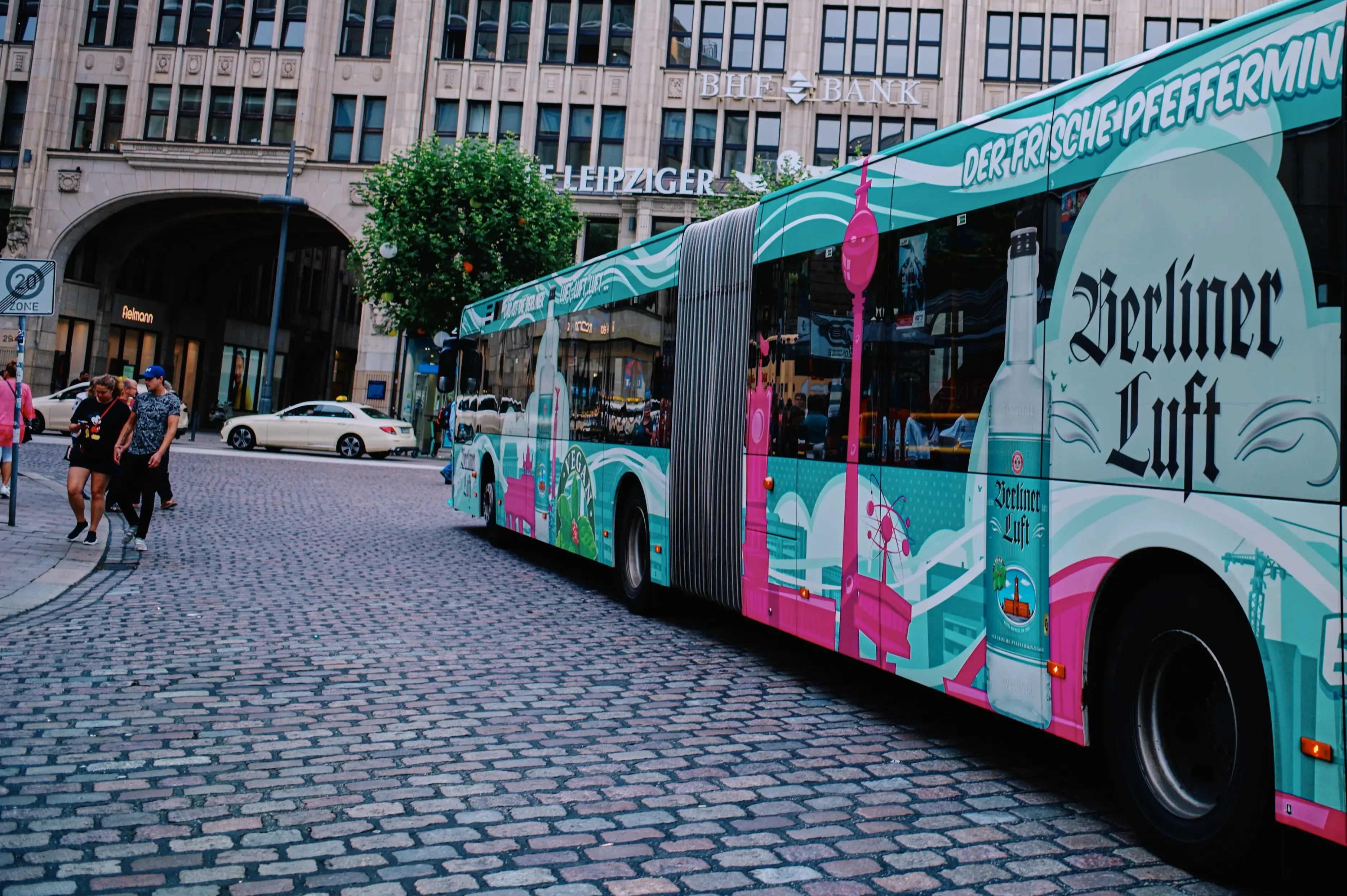 Werbung »Berliner Luft« in Ganzgestaltung auf Gelenkbus in Hamburg